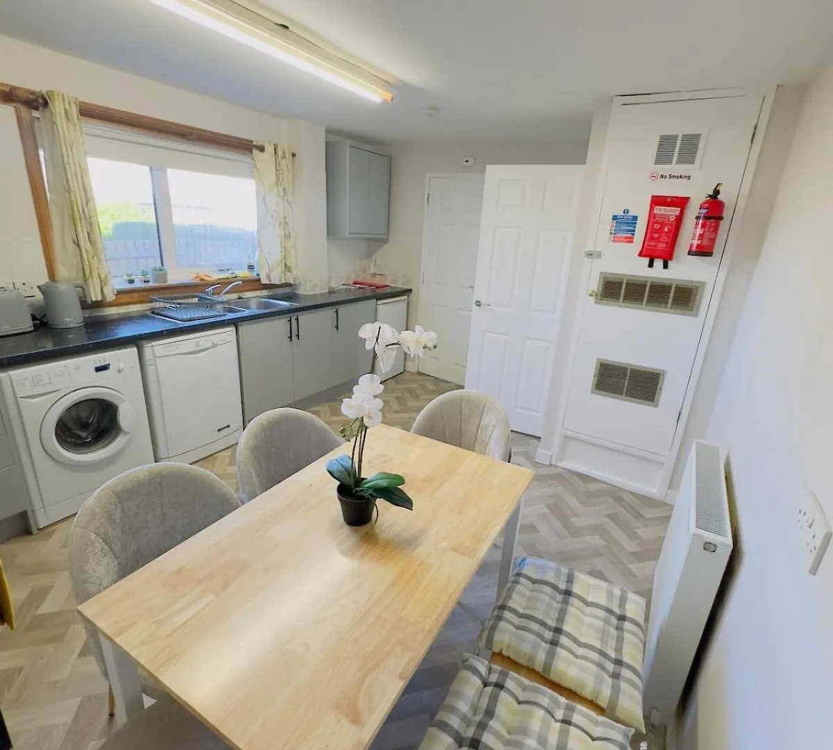 Modern & Cosy 3 Bedroom Inverkeithing Home- Ideal For Edinburgh Dunfermline & St Andrews With Free Parking 0*,