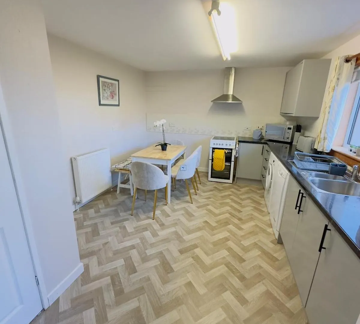 Modern & Cosy 3 Bedroom Inverkeithing Home- Ideal For Edinburgh Dunfermline & St Andrews With Free Parking Holiday home