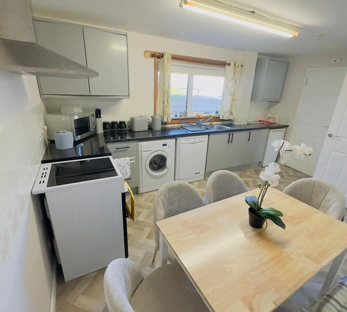 Modern & Cosy 3 Bedroom Inverkeithing Home- Ideal For Edinburgh Dunfermline & St Andrews With Free Parking