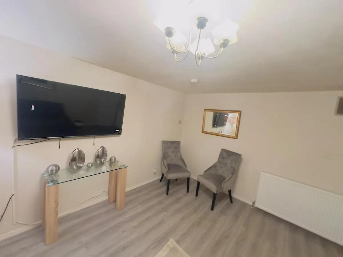 Modern & Cosy 3 Bedroom Inverkeithing Home- Ideal For Edinburgh Dunfermline & St Andrews With Free Parking Holiday home